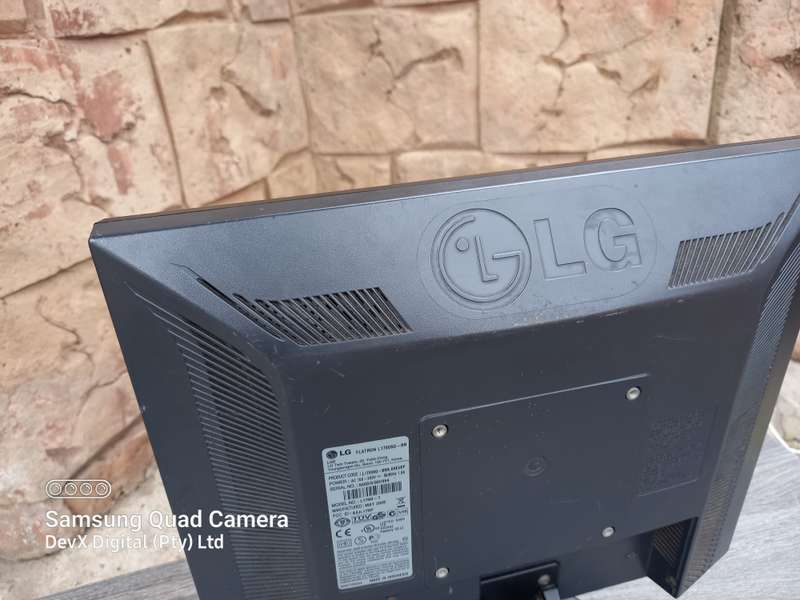 Tested & Working - 17-inch LG Flatron LCD Monitor Only (L1750SQ) - Res: 1280 x 1024 - VGA Port