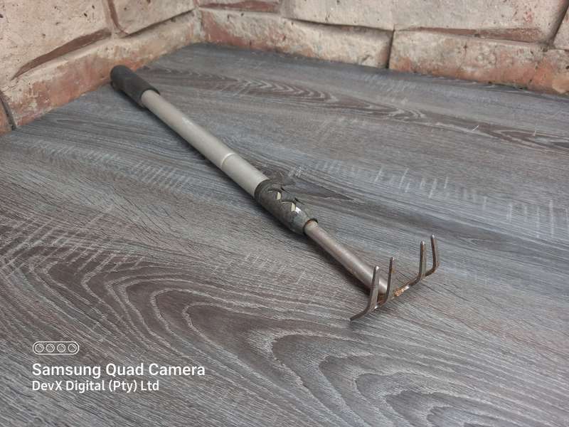Compact Silver Garden Rake  Extendable Design for Easy Gardening - Durable Silver Finish
