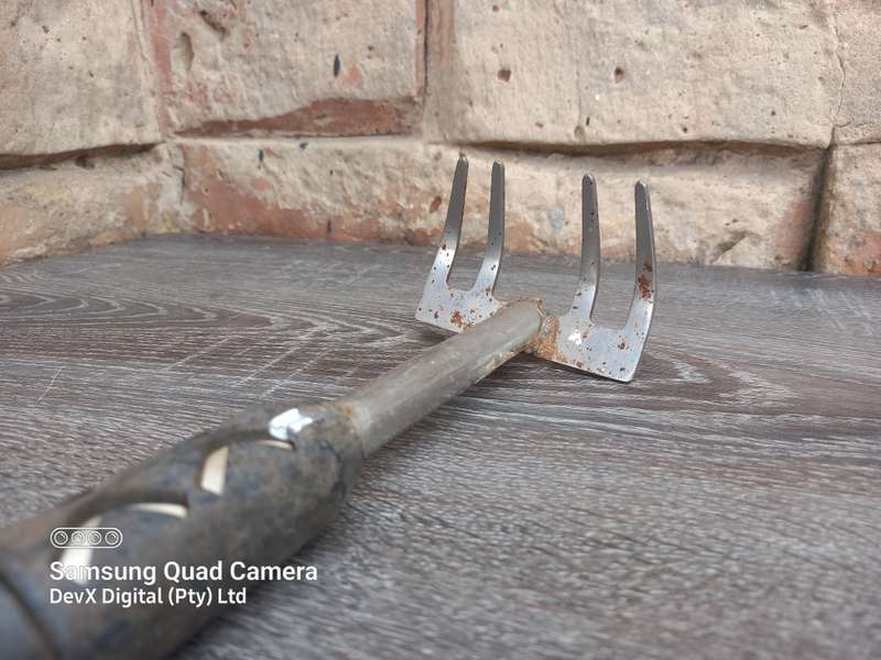 Compact Silver Garden Rake  Extendable Design for Easy Gardening - Durable Silver Finish
