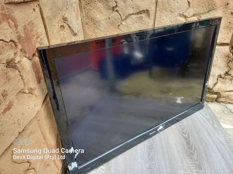 Hisense 42" Full HD LCD TV (LCD42V78P) - Black - Powers On - Power Board Works - Screen Cracked