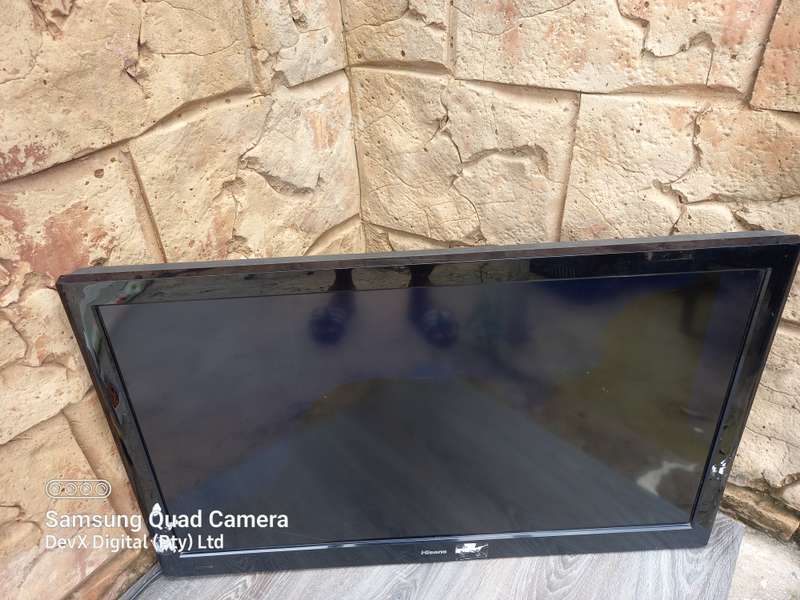 Hisense 42" Full HD LCD TV (LCD42V78P) - Black - Powers On - Power Board Works - Screen Cracked