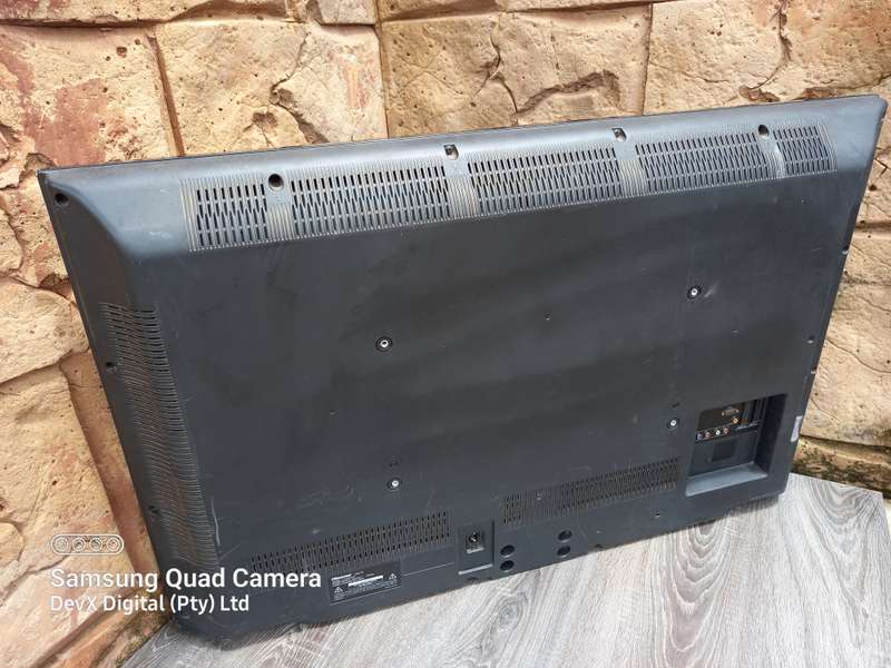 Hisense 42" Full HD LCD TV (LCD42V78P) - Black - Powers On - Power Board Works - Screen Cracked