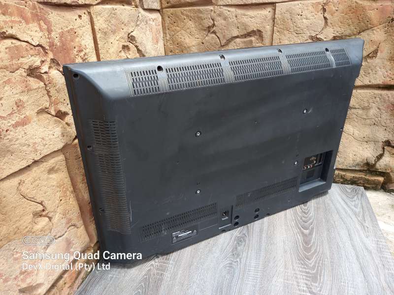 Hisense 42" Full HD LCD TV (LCD42V78P) - Black - Powers On - Power Board Works - Screen Cracked