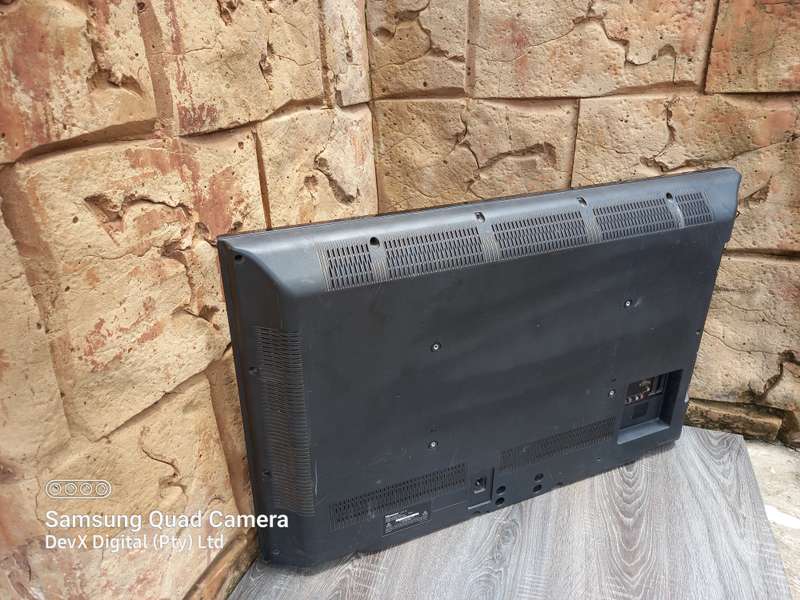 Hisense 42" Full HD LCD TV (LCD42V78P) - Black - Powers On - Power Board Works - Screen Cracked