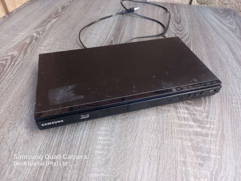 Samsung BD-E5500 3D SMART Blu-ray Player + Remote + FREE HDMI Cable + 3 FREE DVDs - Fully Functional