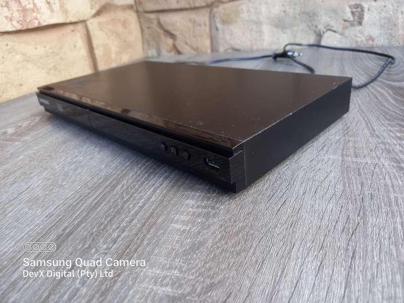 Samsung BD-E5500 3D SMART Blu-ray Player + Remote + FREE HDMI Cable + 3 FREE DVDs - Fully Functional