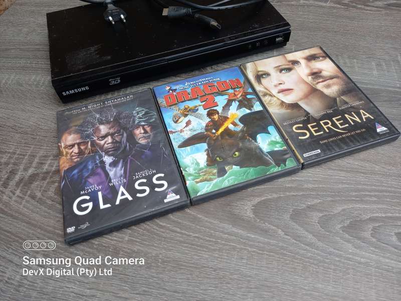 Samsung BD-E5500 3D SMART Blu-ray Player + Remote + FREE HDMI Cable + 3 FREE DVDs - Fully Functional