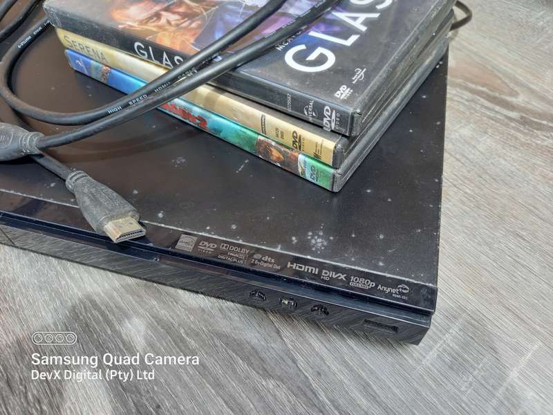 Samsung BD-E5500 3D SMART Blu-ray Player + Remote + FREE HDMI Cable + 3 FREE DVDs - Fully Functional