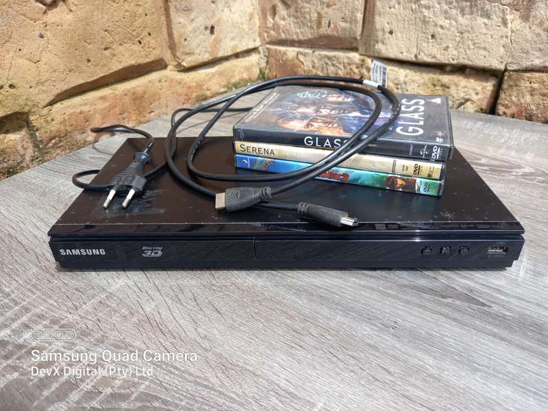 Samsung BD-E5500 3D SMART Blu-ray Player + Remote + FREE HDMI Cable + 3 FREE DVDs - Fully Functional