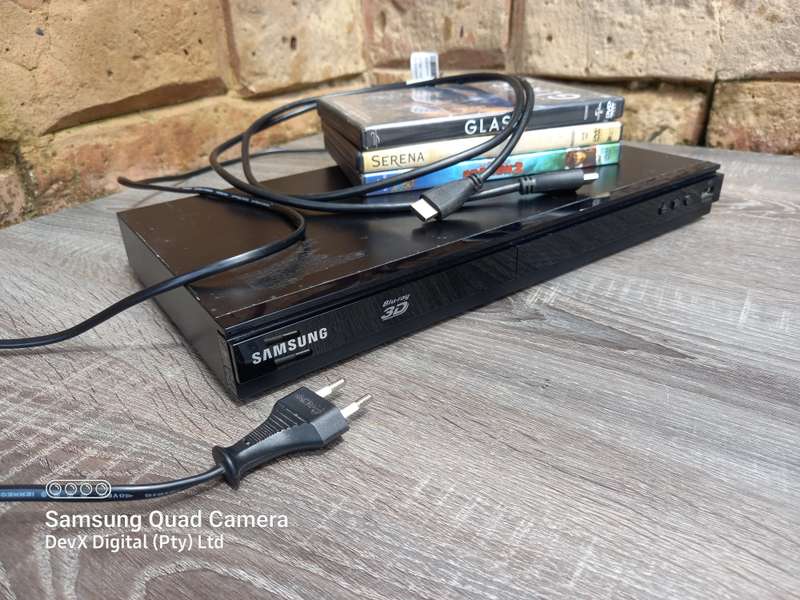 Samsung BD-E5500 3D SMART Blu-ray Player + Remote + FREE HDMI Cable + 3 FREE DVDs - Fully Functional