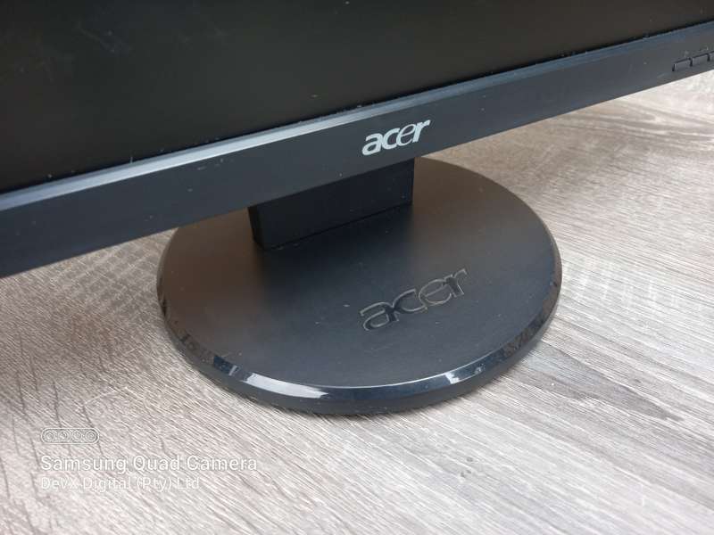 20-inch Acer V203H LCD Monitor - Verified To Power On - Flickering Display (Screen Not Cracked)