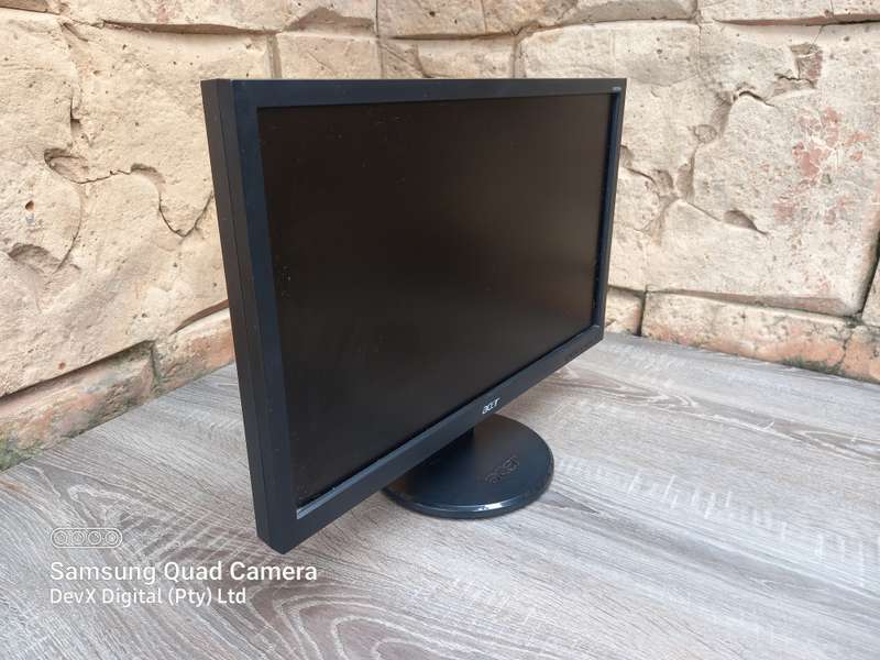 20-inch Acer V203H LCD Monitor - Verified To Power On - Flickering Display (Screen Not Cracked)