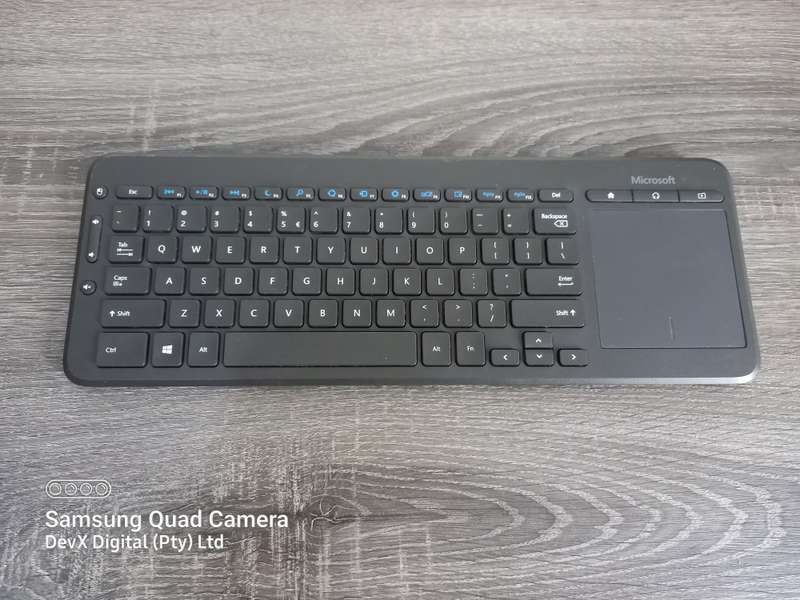 Microsoft All-In-One Wireless Keyboard + Built-in Track-pad - Powers On - No USB Receiver To Test