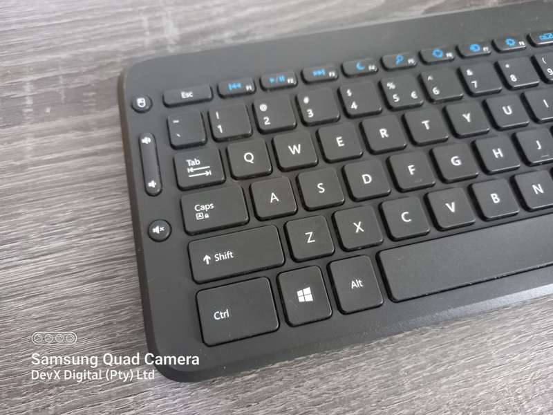 Microsoft All-In-One Wireless Keyboard + Built-in Track-pad - Powers On - No USB Receiver To Test