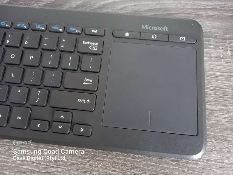Microsoft All-In-One Wireless Keyboard + Built-in Track-pad - Powers On - No USB Receiver To Test
