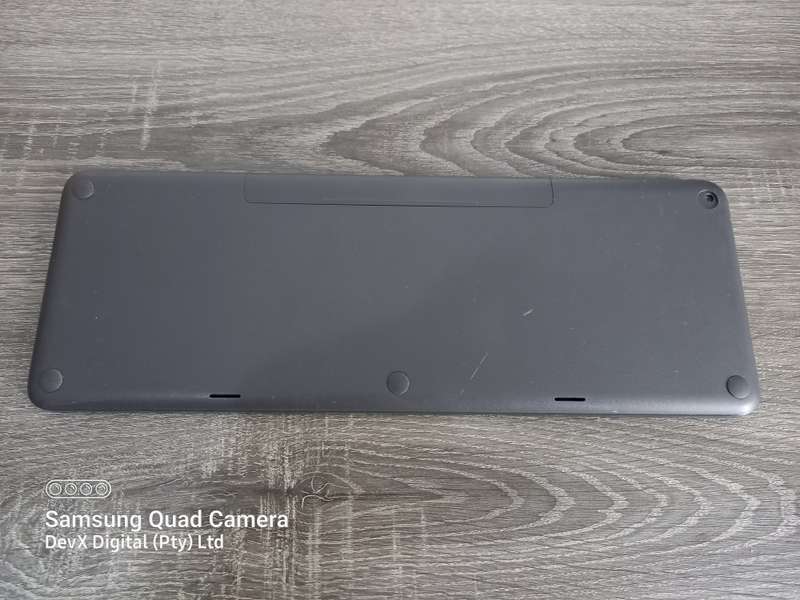 Microsoft All-In-One Wireless Keyboard + Built-in Track-pad - Powers On - No USB Receiver To Test