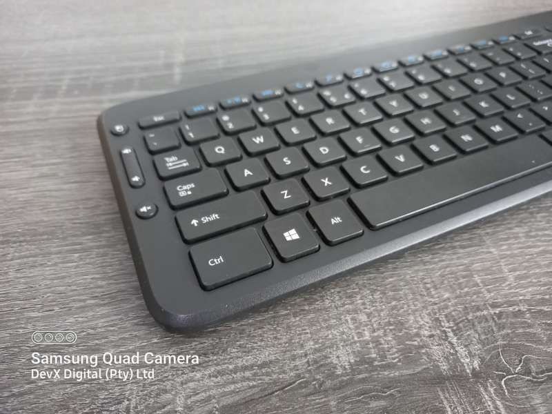 Microsoft All-In-One Wireless Keyboard + Built-in Track-pad - Powers On - No USB Receiver To Test