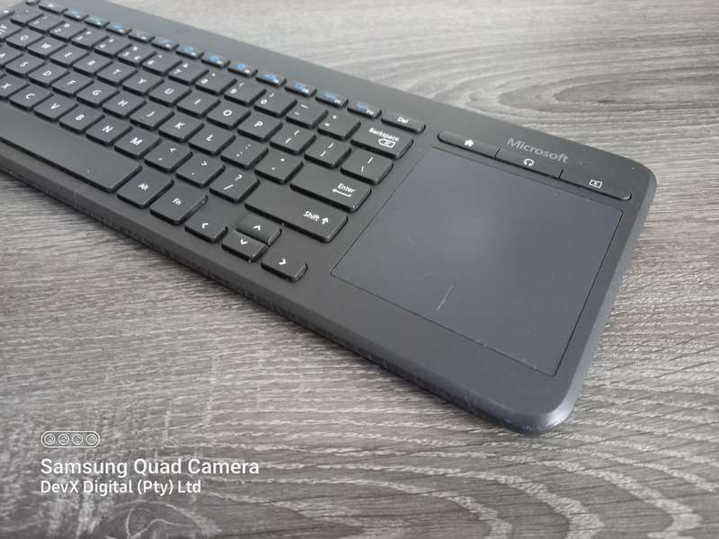 Microsoft All-In-One Wireless Keyboard + Built-in Track-pad - Powers On - No USB Receiver To Test