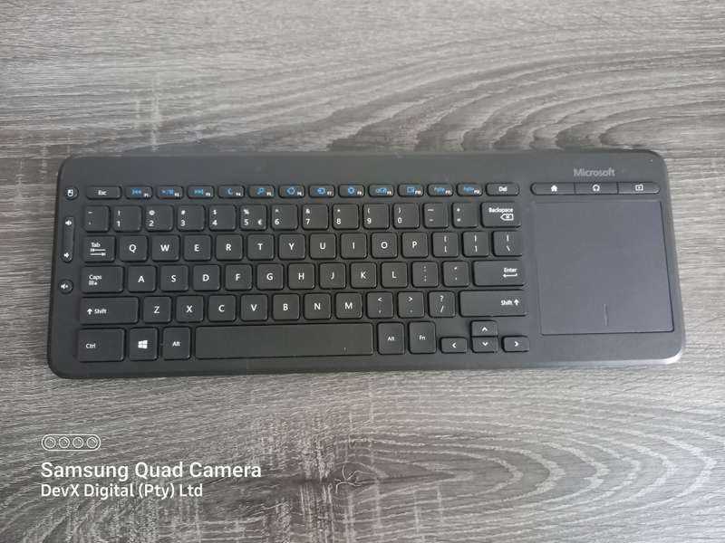 Microsoft All-In-One Wireless Keyboard + Built-in Track-pad - Powers On - No USB Receiver To Test