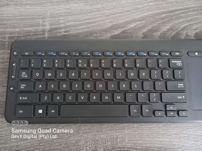 Microsoft All-In-One Wireless Keyboard + Built-in Track-pad - Powers On - No USB Receiver To Test