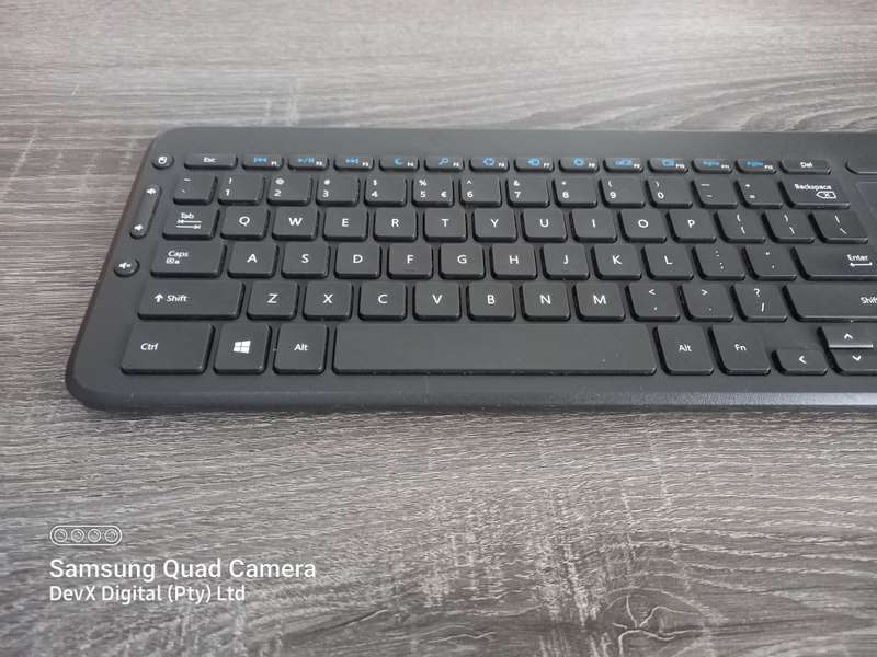 Microsoft All-In-One Wireless Keyboard + Built-in Track-pad - Powers On - No USB Receiver To Test