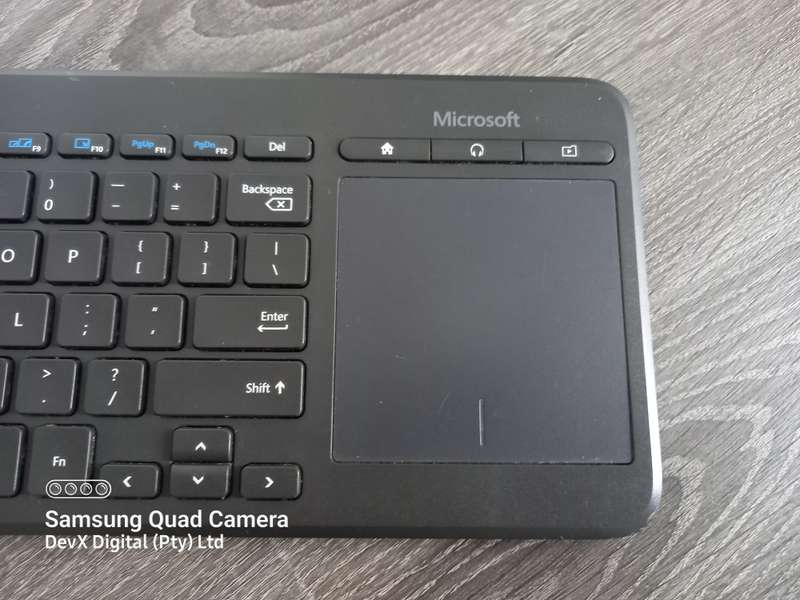 Microsoft All-In-One Wireless Keyboard + Built-in Track-pad - Powers On - No USB Receiver To Test