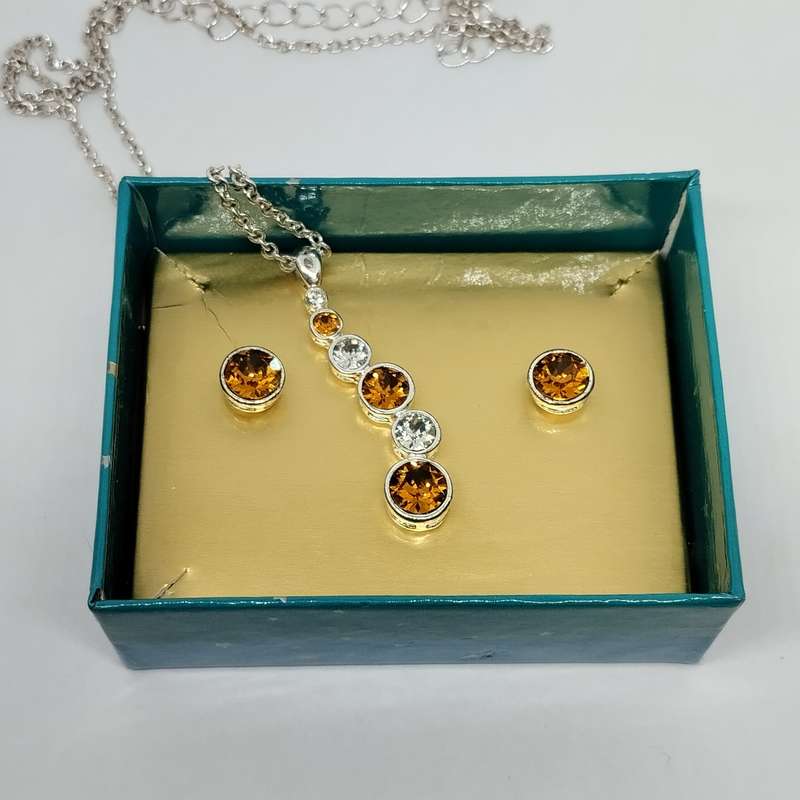 Avon Necklace and Earring Set  #C0078
