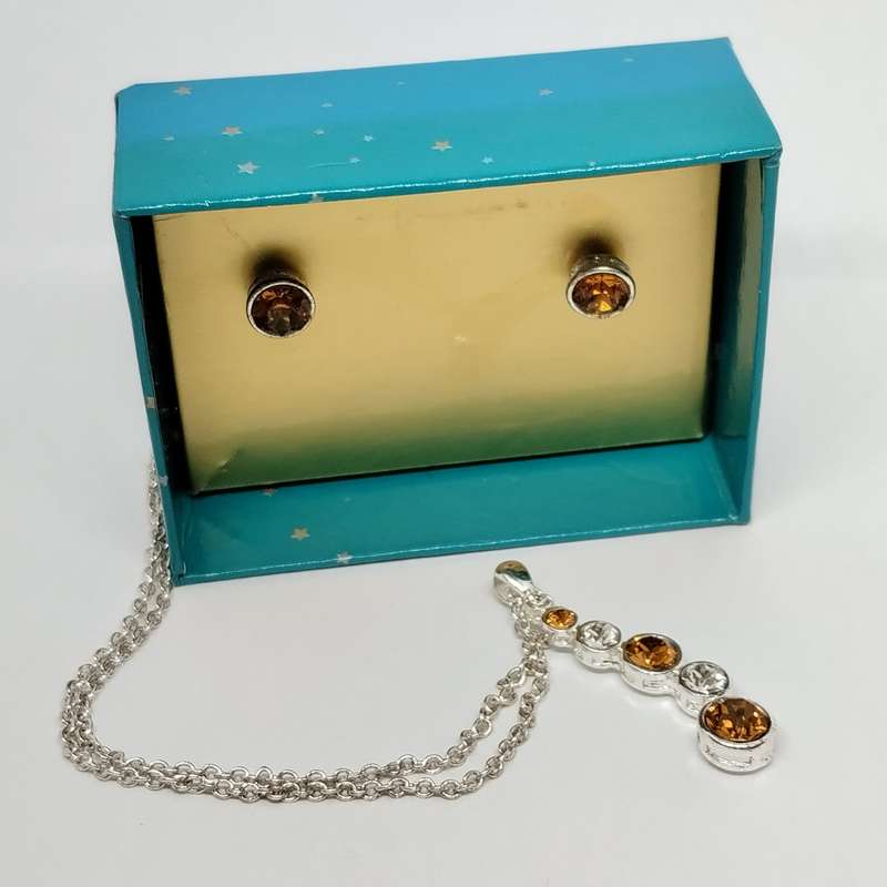 Avon Necklace and Earring Set  #C0078
