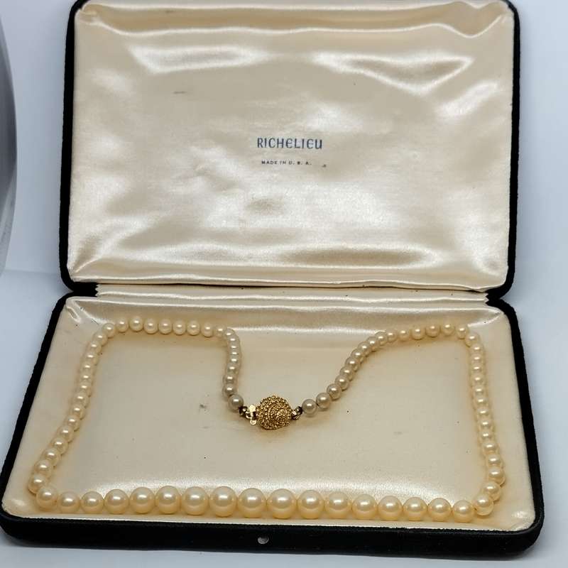 Richelieu Imitation Pearl Necklace in Velvet Box #F0124
