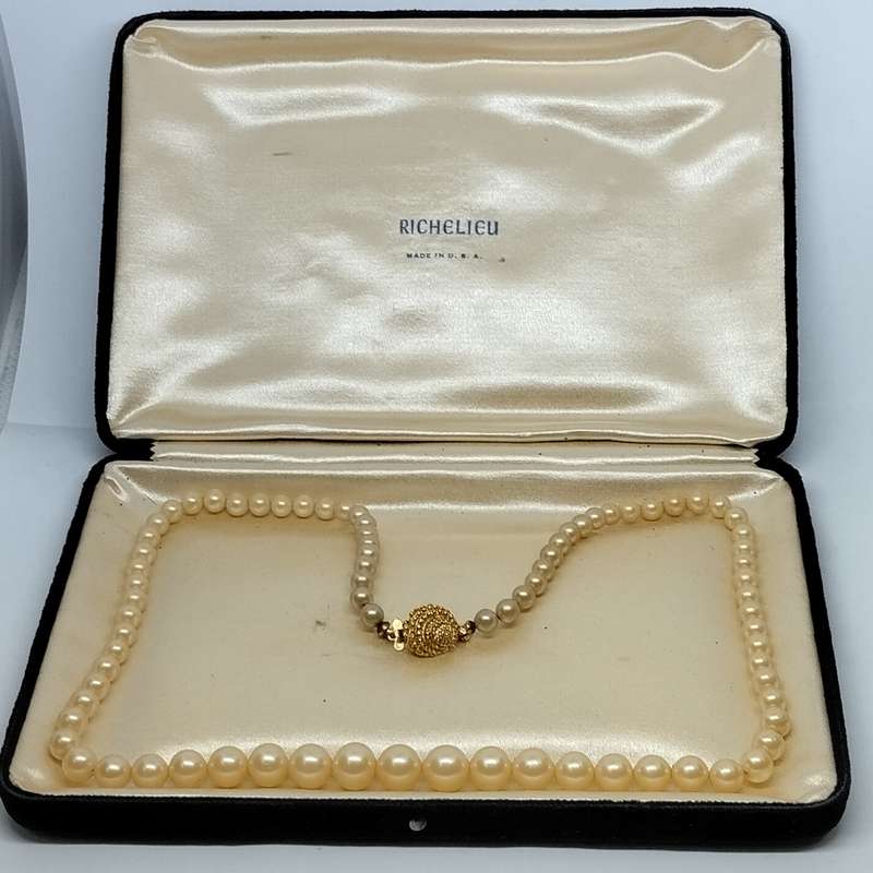 Richelieu Imitation Pearl Necklace in Velvet Box #F0124