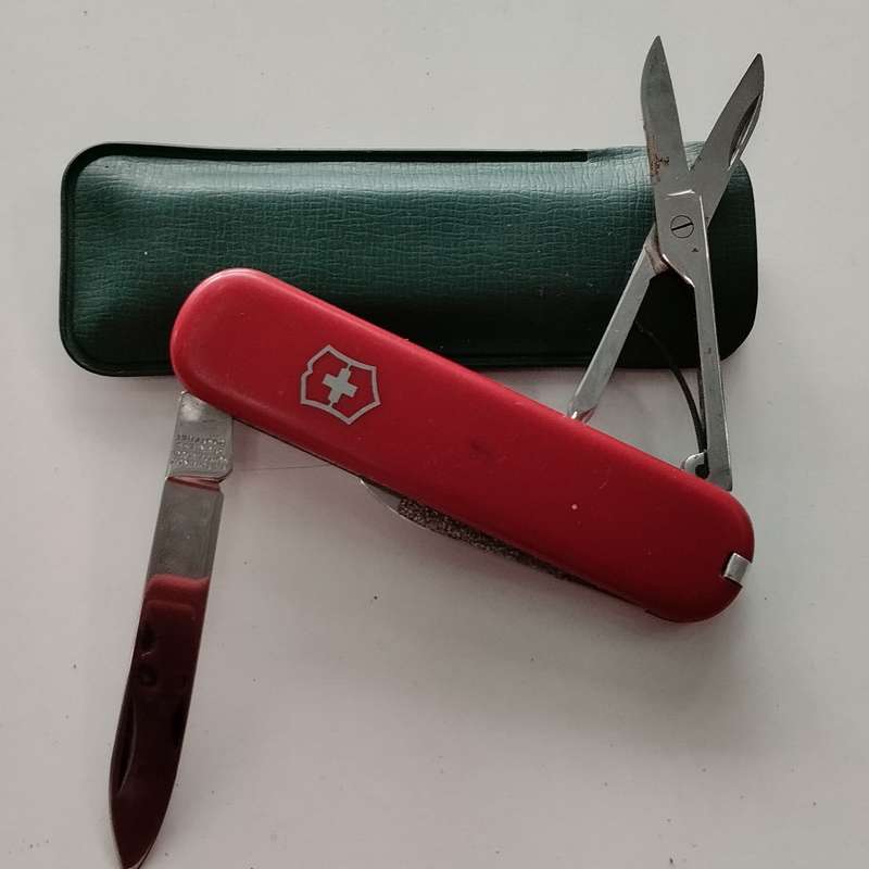 Victorinox Red Swiss Army Knife with pouch #O0104