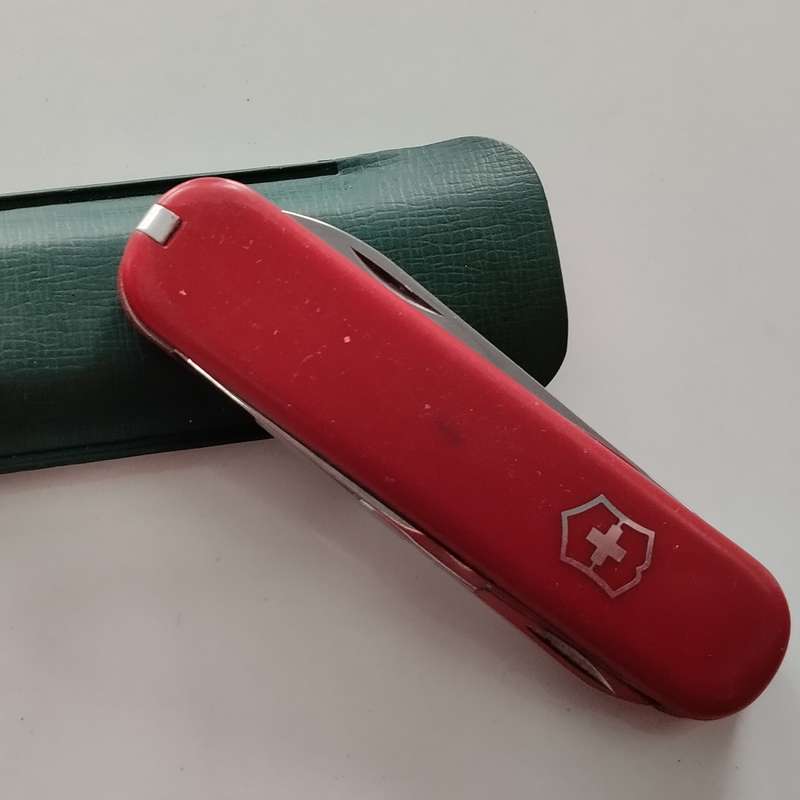 Victorinox Red Swiss Army Knife with pouch #O0104