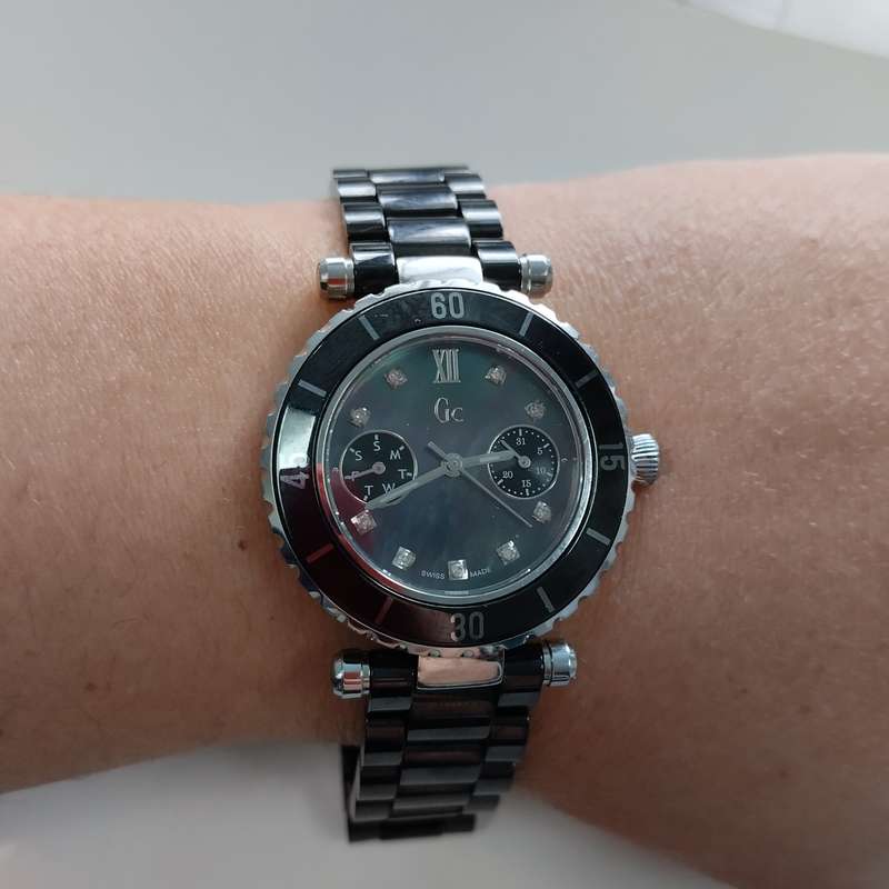 Guess Collection Black Ceramic Diamond Ladies Watch with Box and Extra Links #W0129