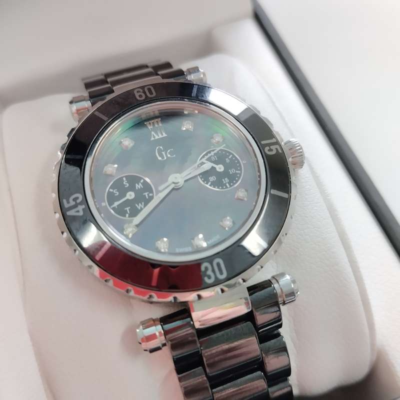 Guess Collection Black Ceramic Diamond Ladies Watch with Box and Extra Links #W0129