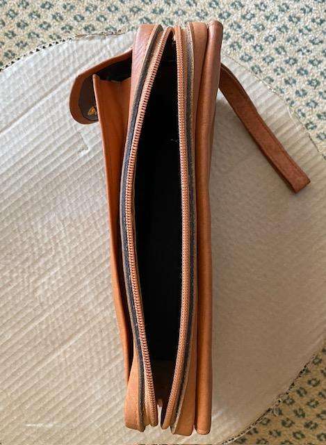 GENUINE LEATHER BUSBY UNISEX WALLET