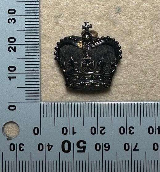 RHODESIA CROWNS AND PIPS - 1 SMALL BRASS KC WITH BLACK BACKING
