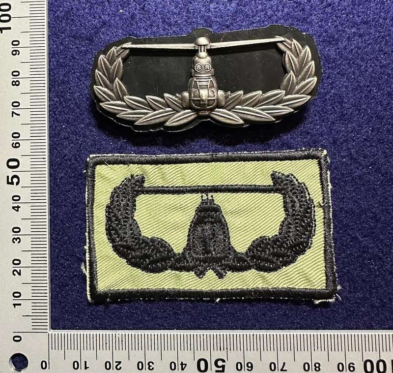 SA Army Air Assault Breast Badge - Full-size - Metal with backing plate and Embroidered Pair