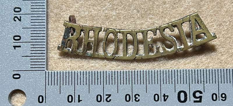 RHODESIA REGIMENT - CURVED RHODESIA SHOULDER TITLES WW2