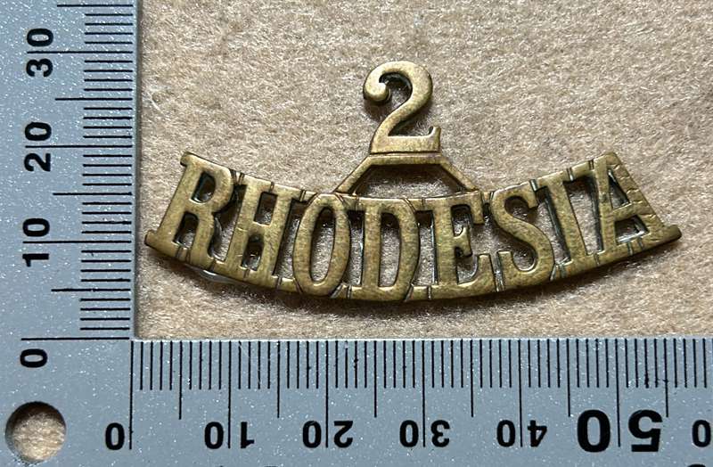 RHODESIA REGIMENT - 2 RR BRASS SHOULDER TITLES WW1 VARIANTS - NO LUGS
