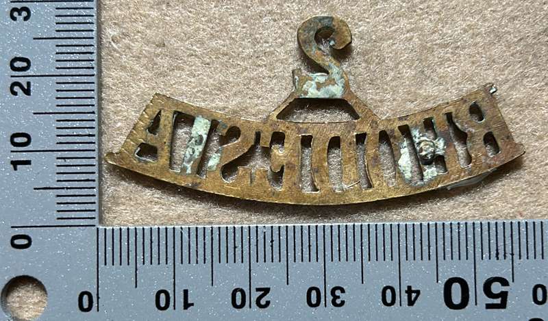 RHODESIA REGIMENT - 2 RR BRASS SHOULDER TITLES WW1 VARIANTS - NO LUGS