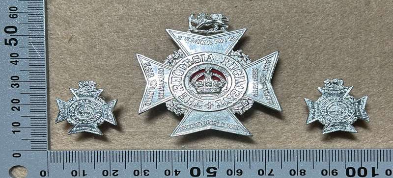 RHODESIA REGIMENT - ANNODISED CAP AND 2 ANNODISED COLLARS 72-80