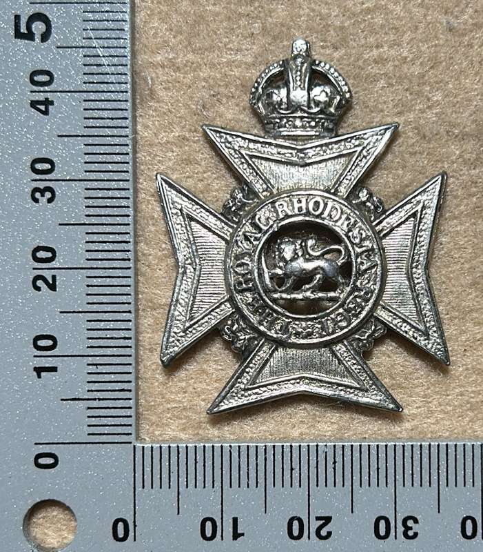 RHODESIA REGIMENT - KC RRR CAP ON RED FLASH