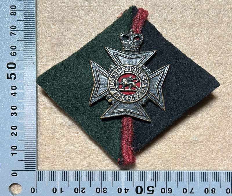 RHODESIA REGIMENT - 1 RR CAP BADGE WITH FLASH BACKING QC