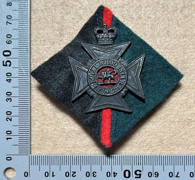 RHODESIA REGIMENT - 1 RR CAP BADGE WITH FLASH BACKING QC