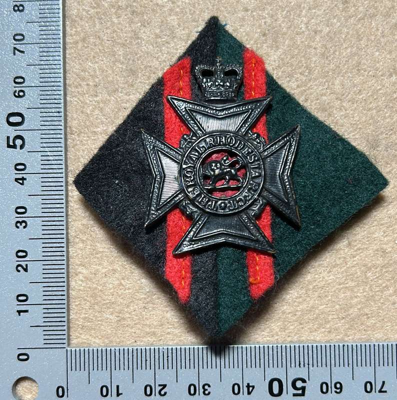RHODESIA REGIMENT - 2 RR CAP BADGE WITH FLASH BACKING QC