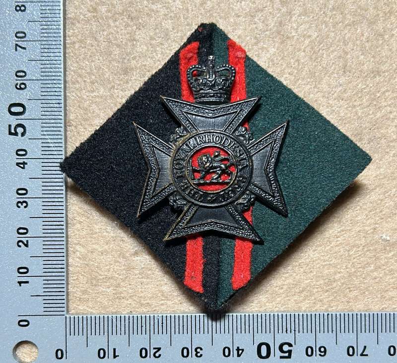 RHODESIA REGIMENT - 2 RR CAP BADGE WITH FLASH BACKING QC