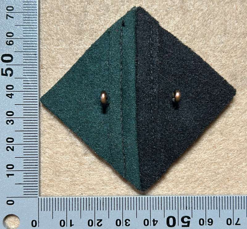 RHODESIA REGIMENT - 2 RR CAP BADGE WITH FLASH BACKING QC