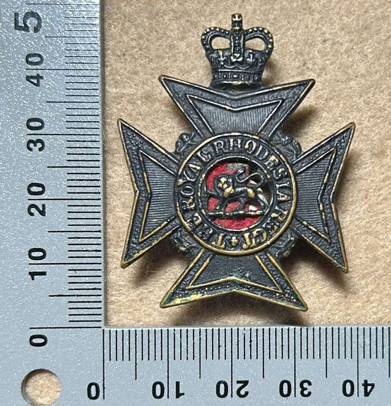 RHODESIA REGIMENT - BADGE RED BACKING QC