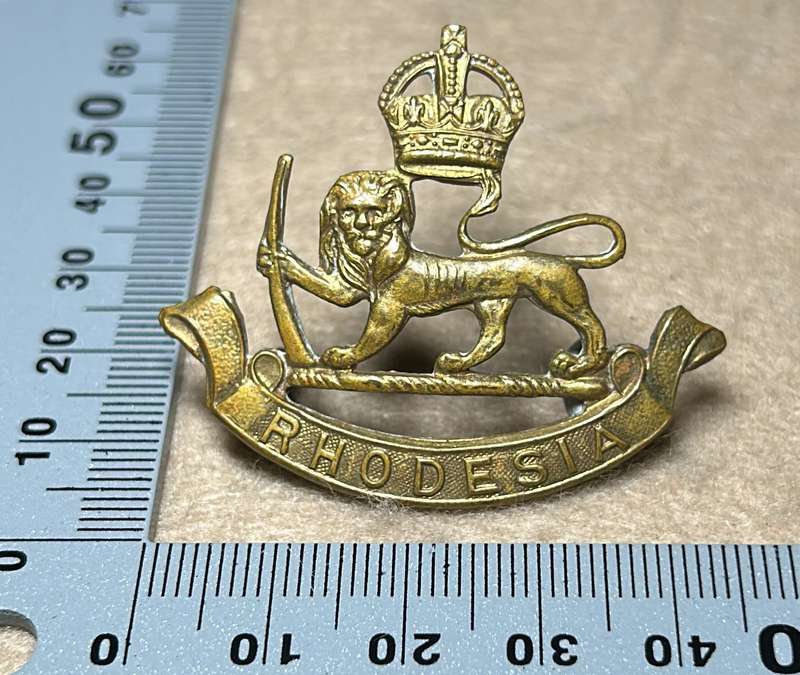 RHODESIA NYASALAND SC - KC CAP BADGE - 1957-72