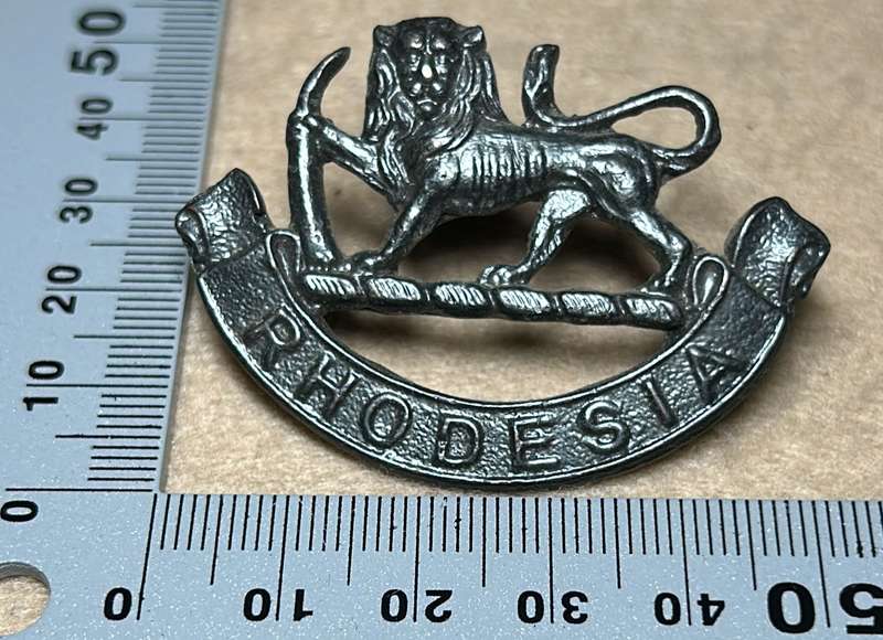RHODESIA STAFF/ GENERAL SC - CAP BADGE - BLACKENED - 1940-50